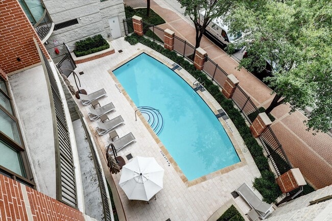 Building Photo - 2211 Briarglen Dr