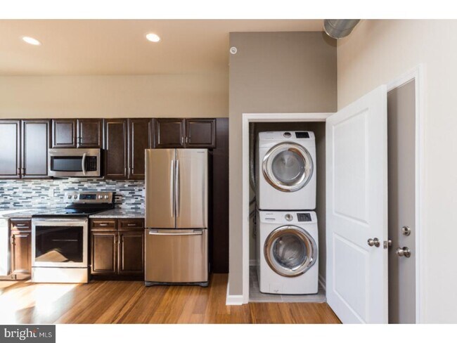 Building Photo - 2418 Frankford Ave