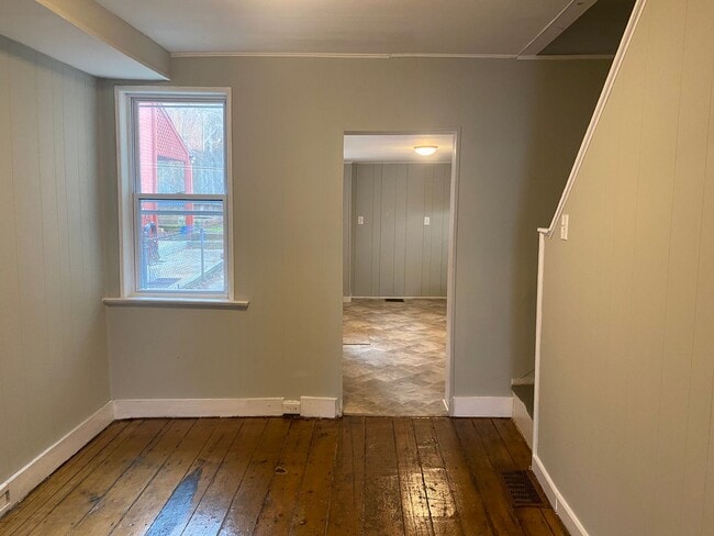 Building Photo - Charming 2 Bedroom Home in Chestnut Hill!