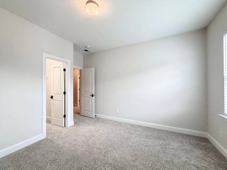 Building Photo - 829 Amley Pl