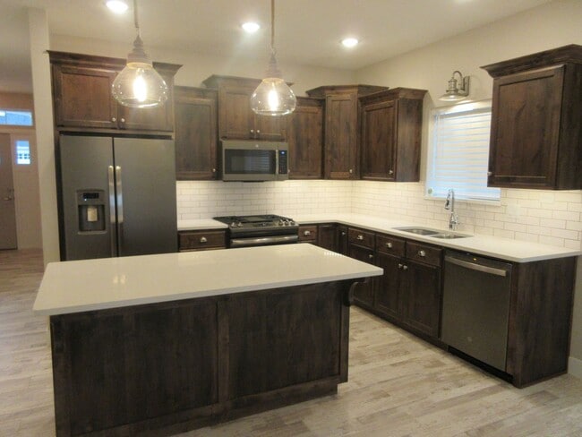 Building Photo - 3 bed 2.5 bath - Single Family Home in Crescent Hills