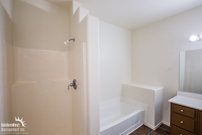 Building Photo - Stylish Upstairs 2Bdm 2Ba Condo in a Desir...