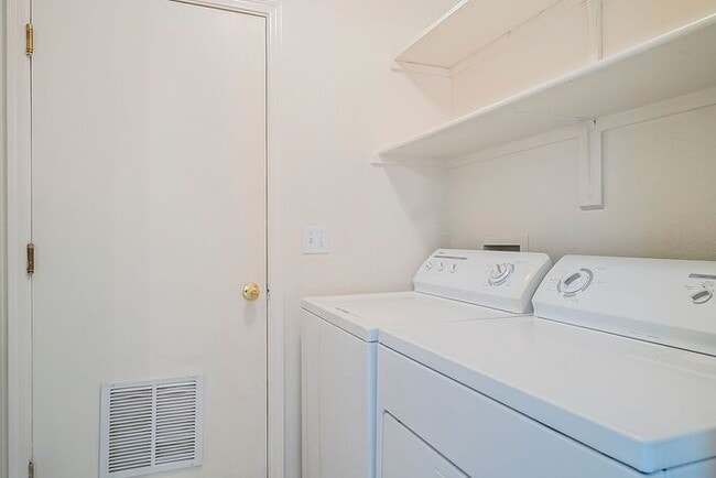 Building Photo - Warm Desert Living in La Cholla Ridge – 3 ...