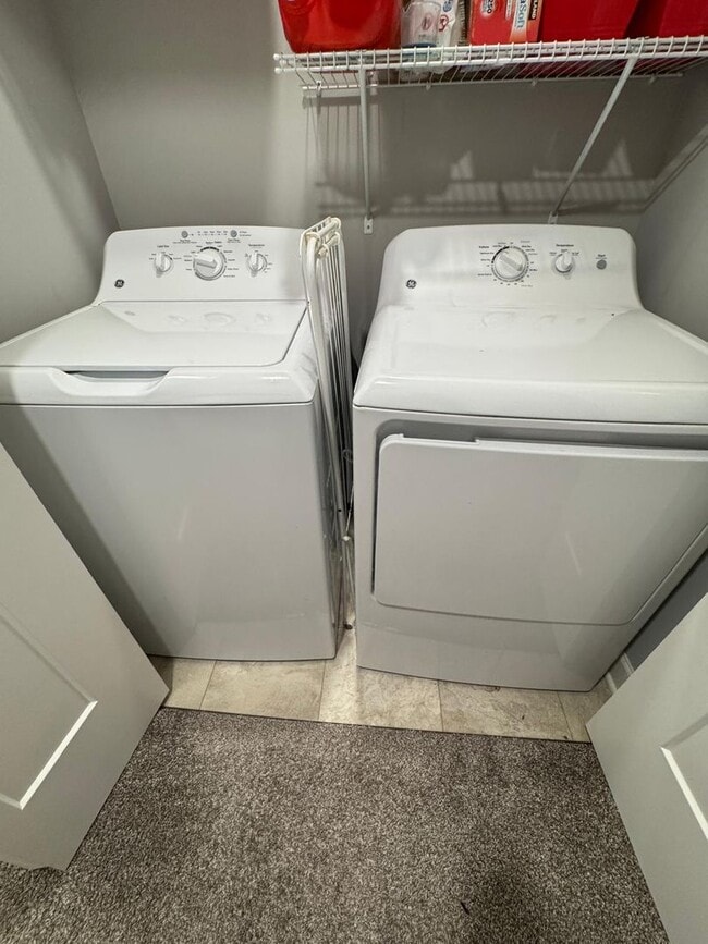 Building Photo - Stunning End Unit 3bed 3bath Townhome in W...