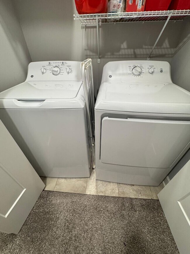 Building Photo - Stunning End Unit 3bed 3bath Townhome in Woodbury!