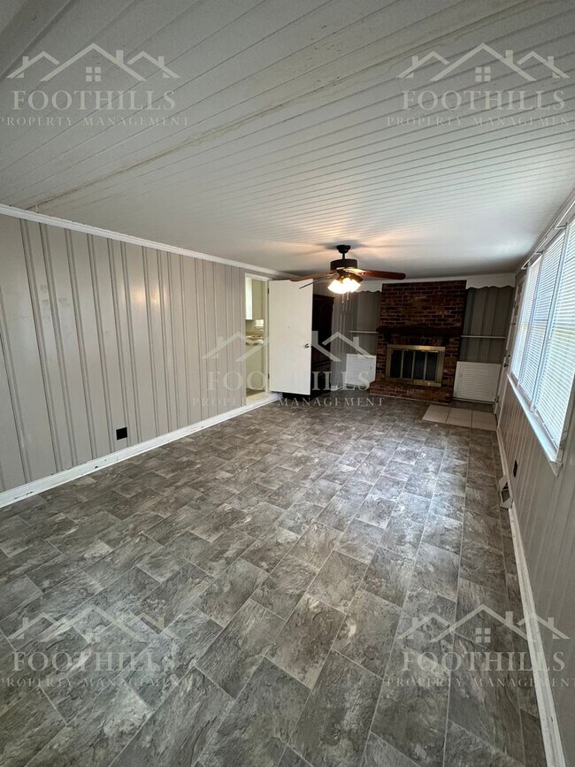 Building Photo - Live Steps Away from Anderson University –...