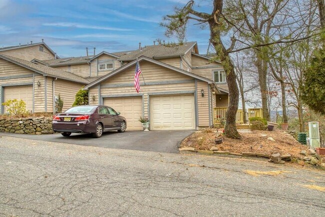 Building Photo - 302 Heights Dr