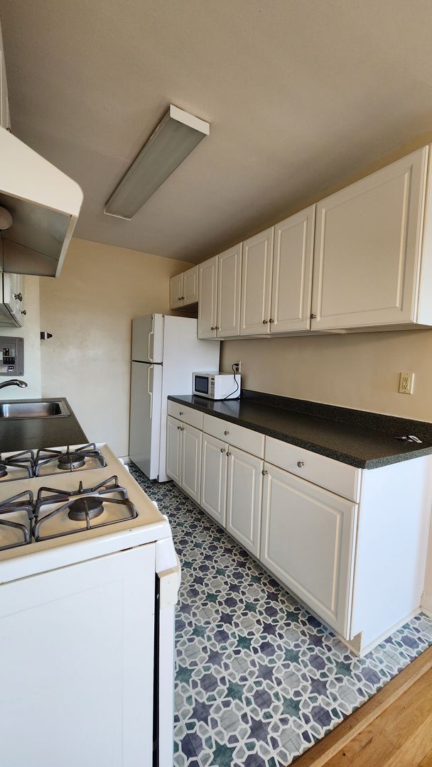 Building Photo - Utilities Included! Parking! Near Pentagon City Metro!