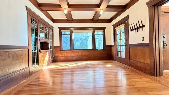 Building Photo - Glenview Craftsman Home with Exquisite Yard