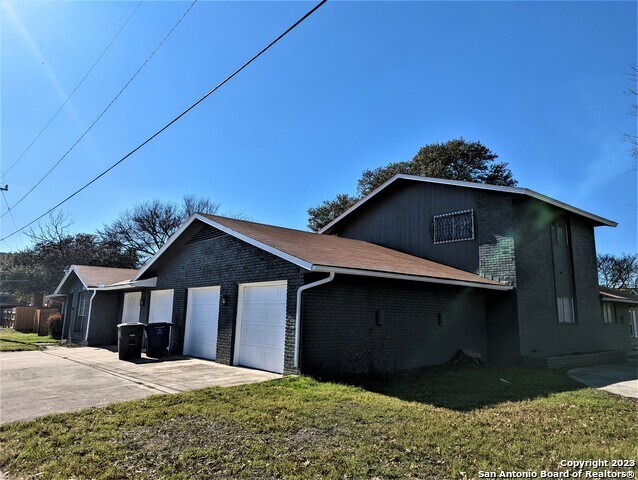 Building Photo - 2330 Blossom Dr