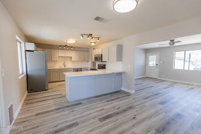 Building Photo - 1305 W Romo Jones St