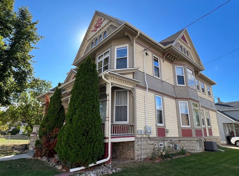 Building Photo - 821 N Oneida St