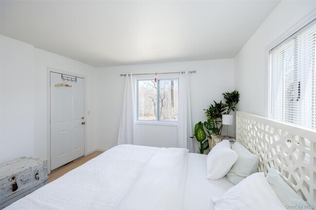 Building Photo - 371 S River Rd