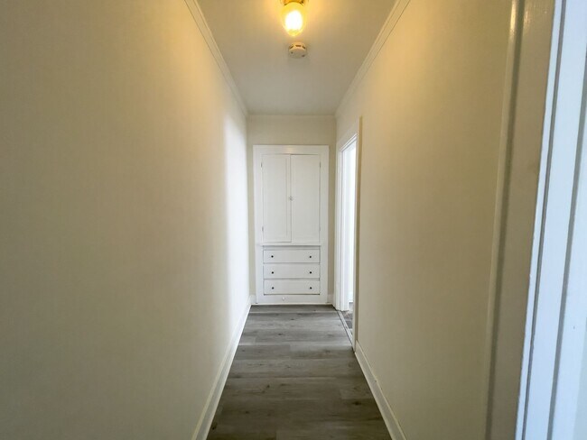 Building Photo - Bright & Inviting 1BR in the Heart of North Alhambra