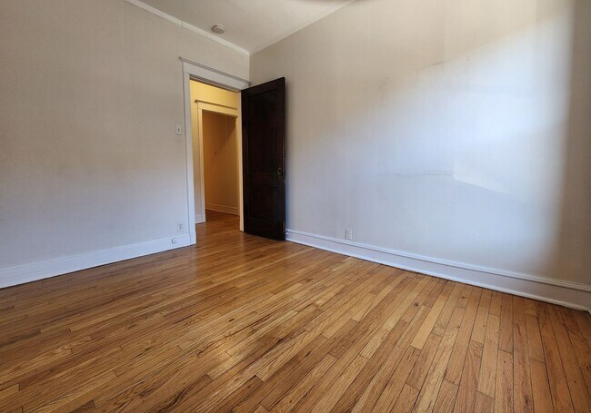 Building Photo - Large 3-bed/1-bath Apartment in the Heart of Rogers Park!