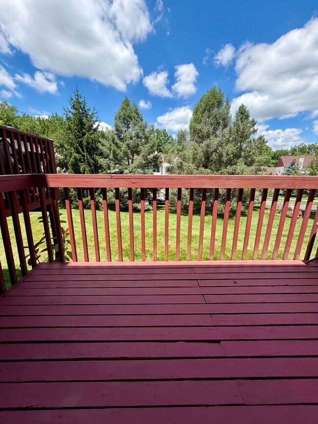 Building Photo - Stunning 3-Bedroom Townhome Nestled in Andorra Woods! Available mid-August!