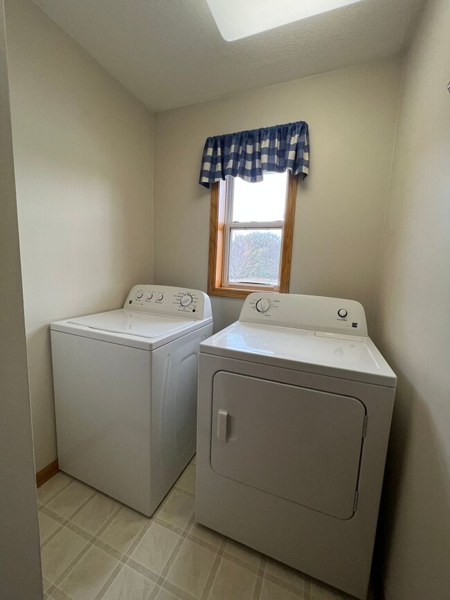 Building Photo - Gorgeous 5 Bed, 2.5 Bath Single-Family Home!