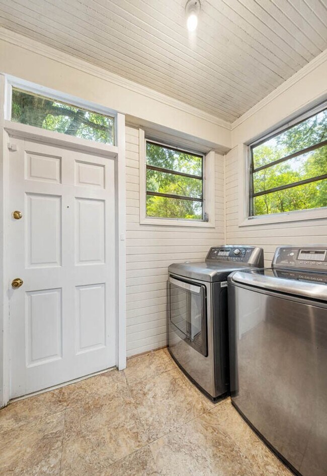 Building Photo - Stunning 3 bedroom FURNISHED MID-TERM RENTAL home in historic downtown Burlington