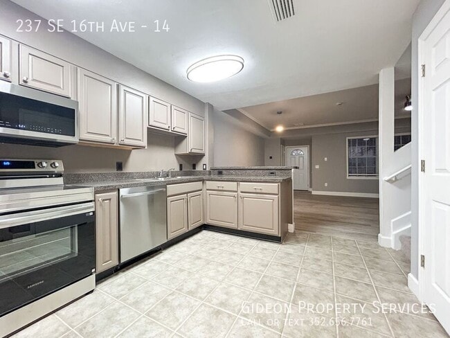 Building Photo - 237 SE 16th Ave