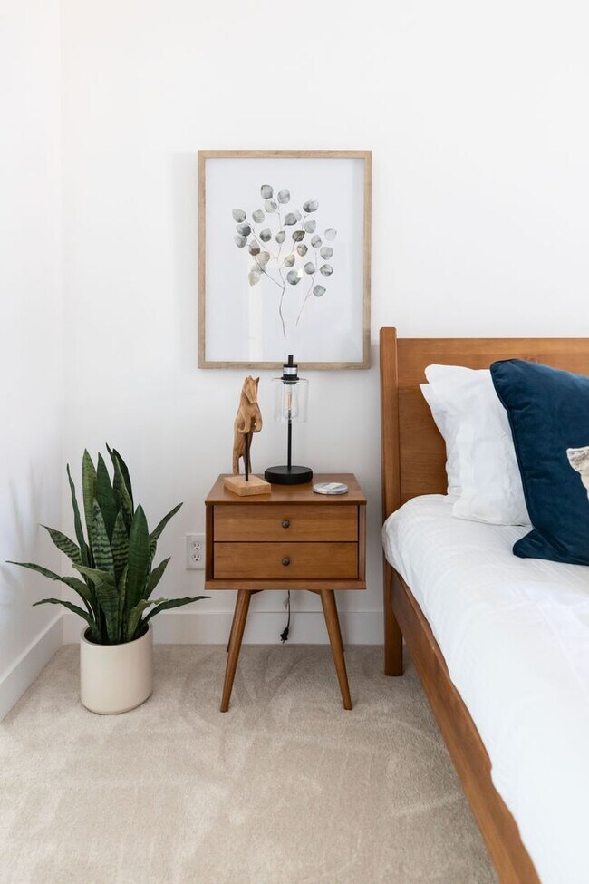 Building Photo - 2199 Sq Ft 4 bedroom 2 bath with Pool & Pool Table - Under Market Rate!