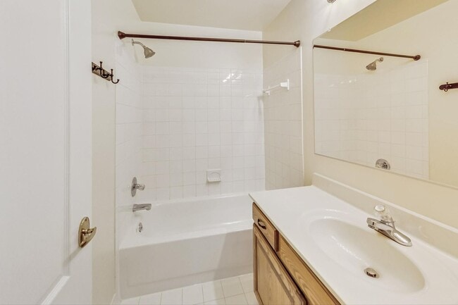 Building Photo - Cool on Cool Spring! Large SF 4 Bed + 2.5 BA