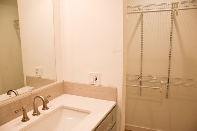 Building Photo - New ADU unit with all the amenities.