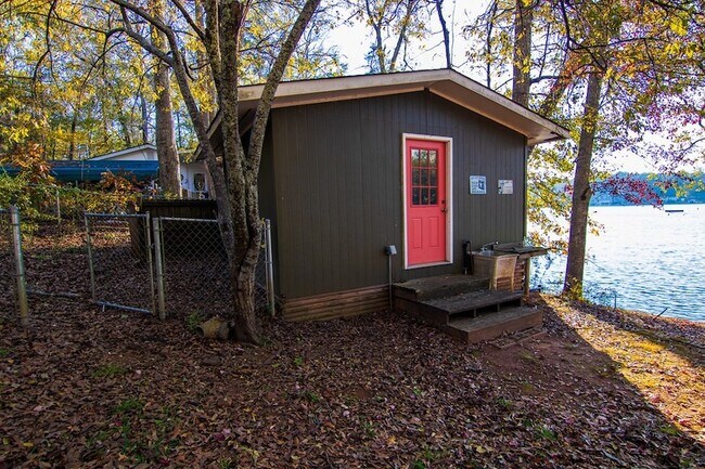 Building Photo - 1631 W Pine Lake Dr