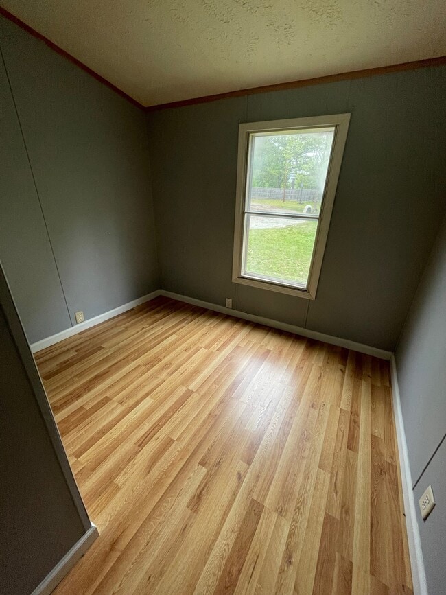 Building Photo - 395 Memory Ln