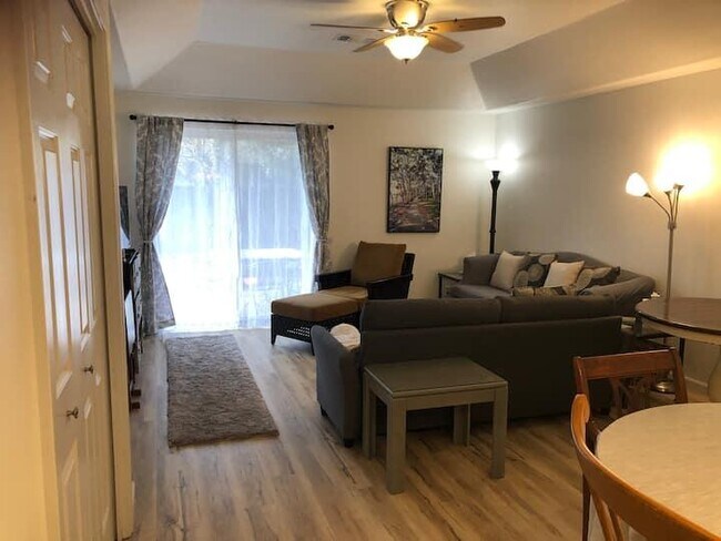 Building Photo - 525 Primrose Dr