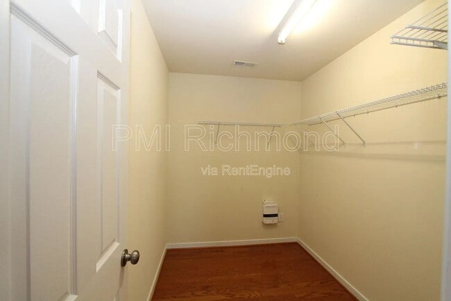 Building Photo - 637 Abbey Village Cir