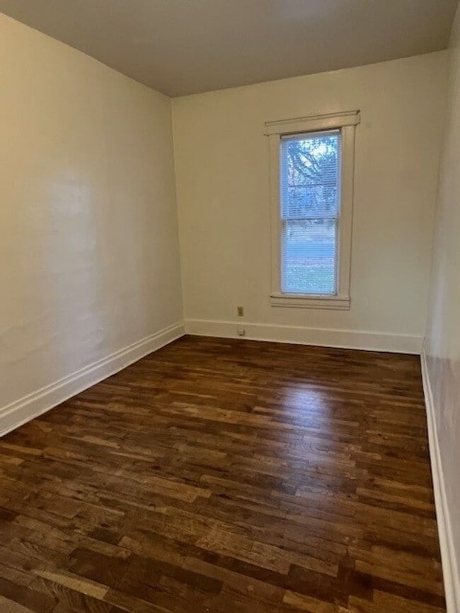 Building Photo - Charming 3bedroom, 1.5bathroom Home