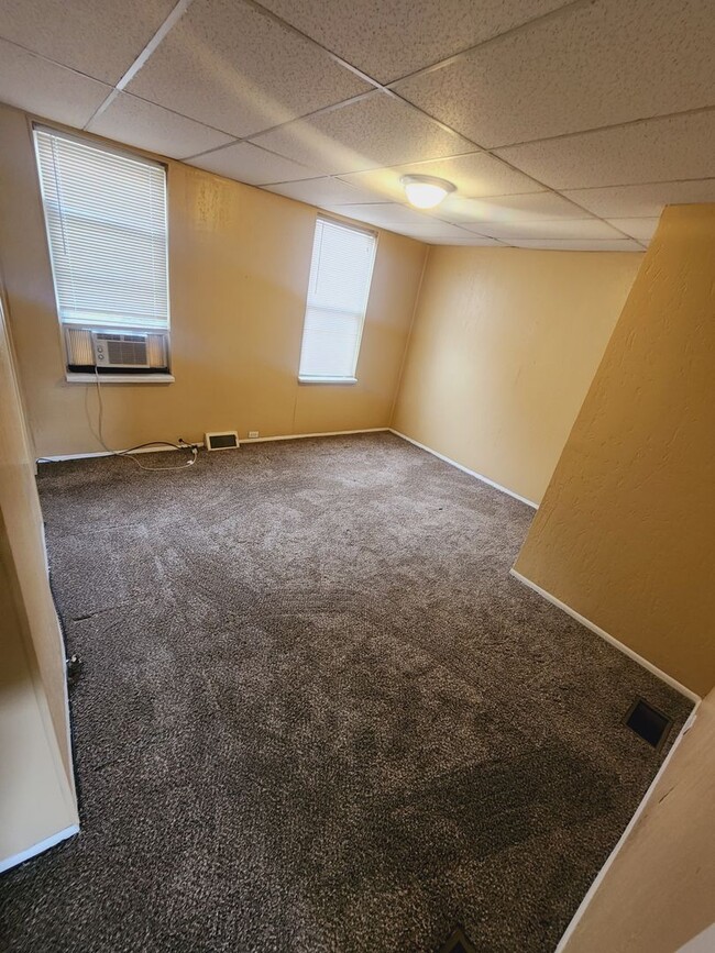 Building Photo - 2 Bed 1 Bath Townhouse for Rent in Lawrenc...