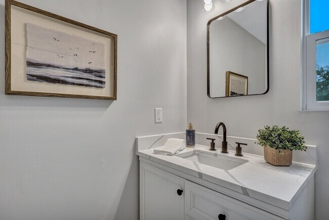 Building Photo - 828 Longbranch Dr