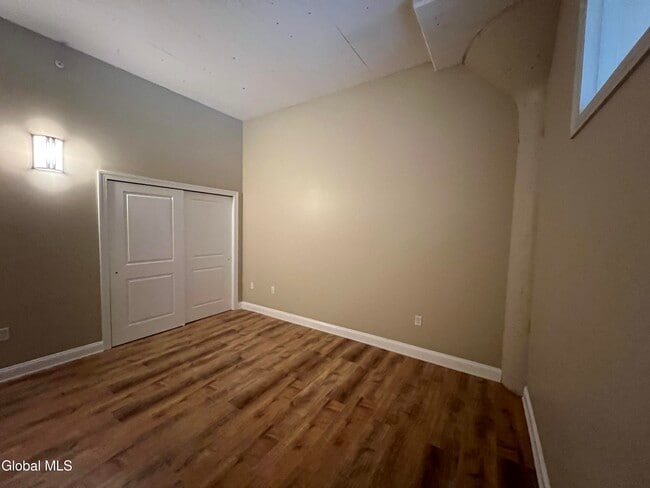 Building Photo - 733 Broadway