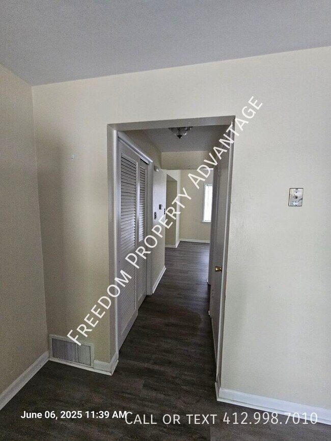 Building Photo - 130 Hall Ave