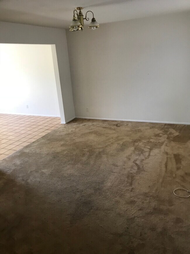 Building Photo - Cozy & Centrally Located 3 Bedroom Townhou...