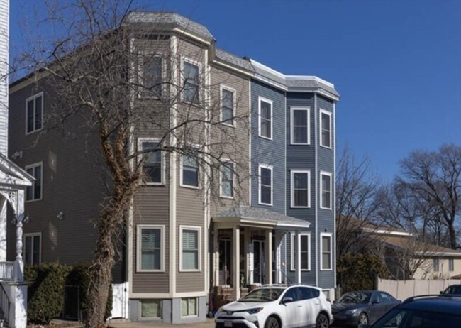 Building Photo - 870 E 5th St