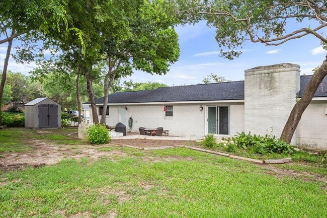 Building Photo - 3/3 in Woodway Elementary area