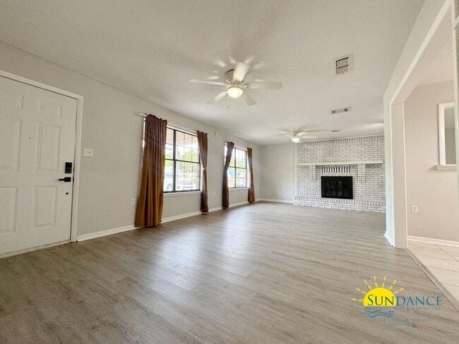 Building Photo - Charming 2-Bedroom Home with Bonus Room in Mary Esther!
