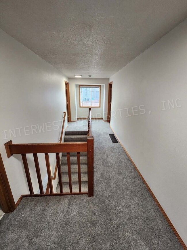 Building Photo - Spacious 4bd 2.5ba Rock Creek Home With 2 ...