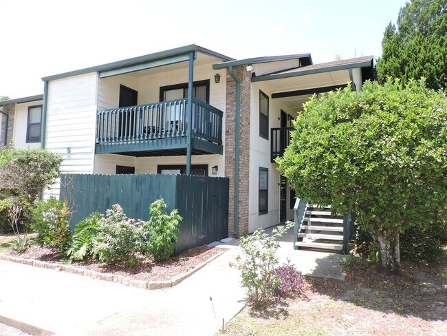 Primary Photo - Easy access to interstate, shopping & down...