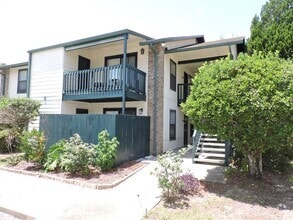 Building Photo - Easy access to interstate, shopping & down...