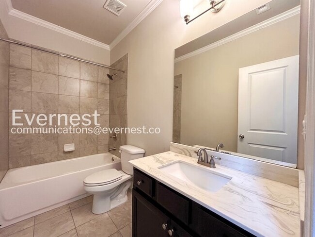 Building Photo - Spacious 5 Bed, 3 Bath Home with Fenced Yard and Garage / Pet Friendly / Available Now!