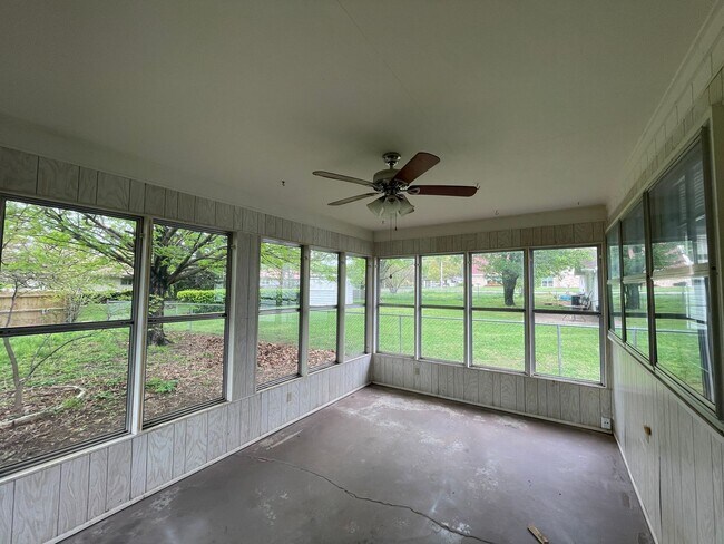 Building Photo - Beautiful 3 bedroom 1.5 bath waiting for you to call home .