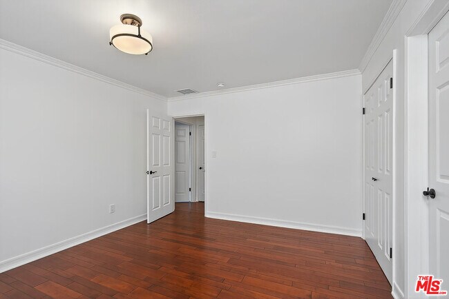 Building Photo - 322 25th St