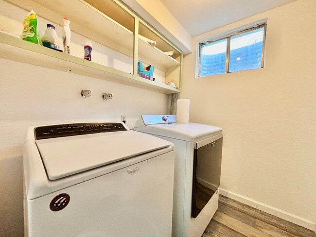 Building Photo - 3 bed, 2.5 Bath House in Central-West Fort Collins! Available July 10th!