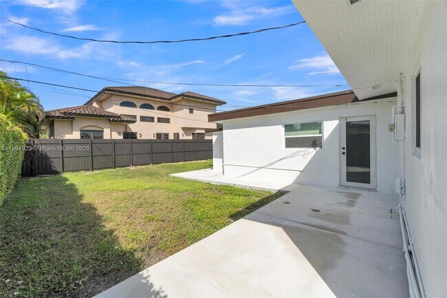 Building Photo - 5520 SW 91 Ave