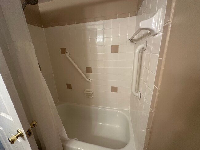 tub/shower combo - 822 South Ave