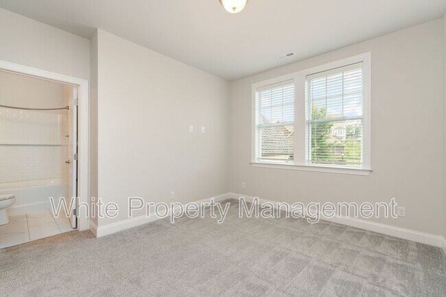 Building Photo - 209 Forsythia Ln