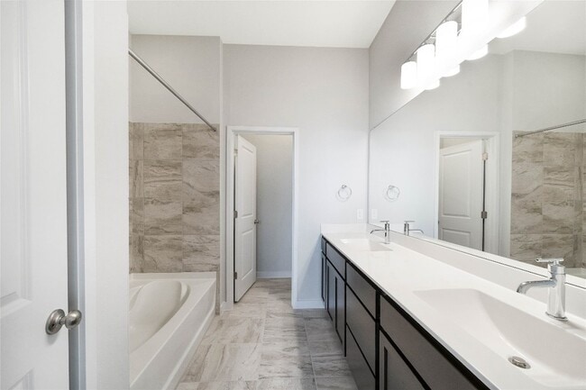 Building Photo - 15008 Forum Ave